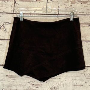 HEARTBEEPS Asymmetrical Hem Skort Faux Suede Black-Medium